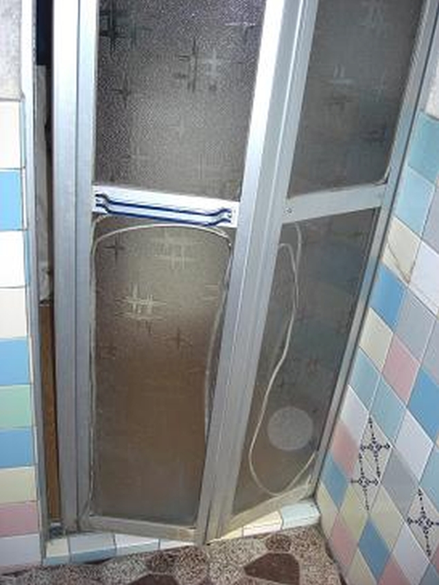 リフォーム堺市堺区　浴室ドア（折り戸）交換